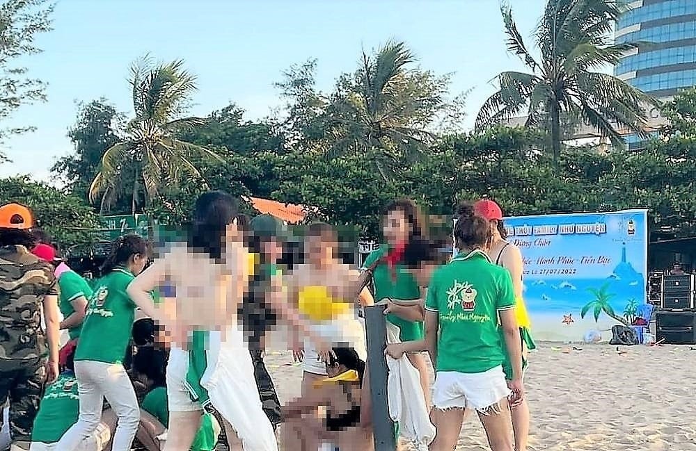 Xử phạt hành chính, yêu cầu phía Công ty Như Nguyện xin lỗi vụ cởi áo ngực chơi team building trên biển Cửa Lò - Ảnh 1.