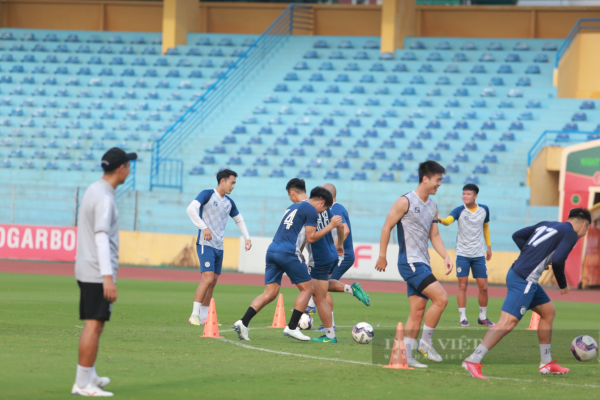 Các cầu thủ Hà Nội FC vui vẻ tập luyện trước trận chiến SLNA - Ảnh 7.