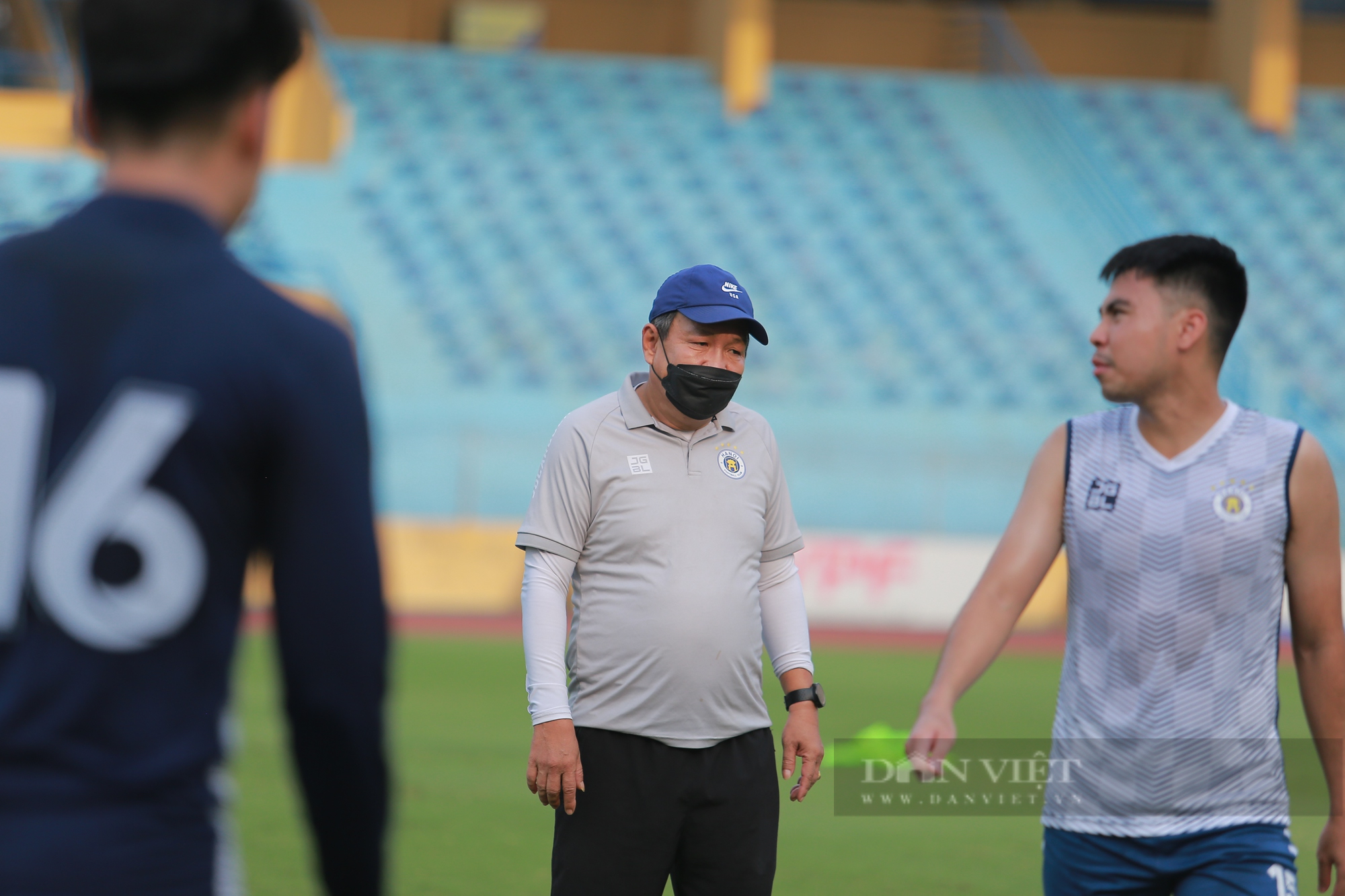 Các cầu thủ Hà Nội FC vui vẻ tập luyện trước trận chiến SLNA - Ảnh 9.