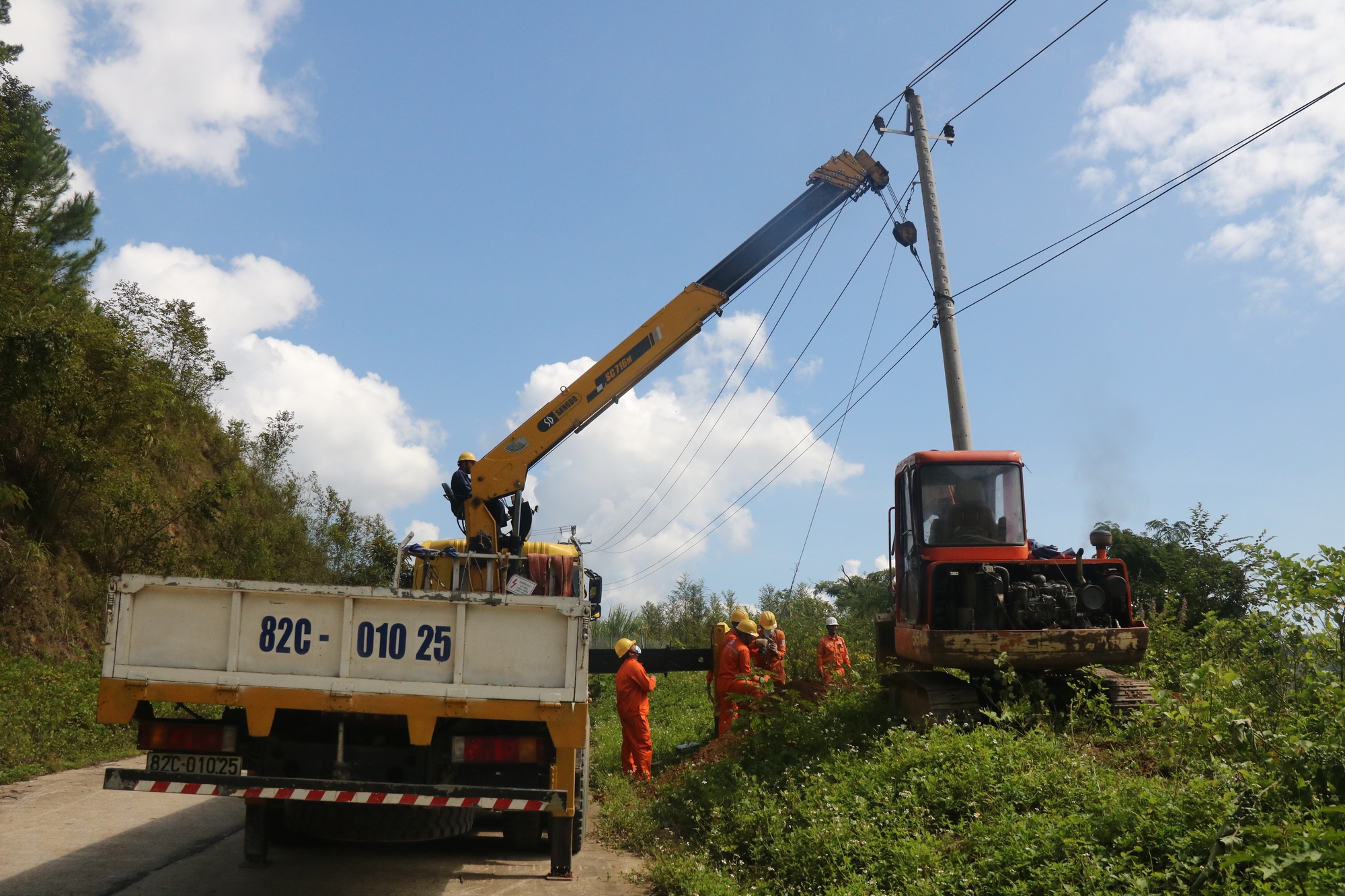 PC Kon Tum: Gia cố lưới điện đường dây 22kV mạch vòng Ngọc Linh - Tu Mơ Rông - Ảnh 1.