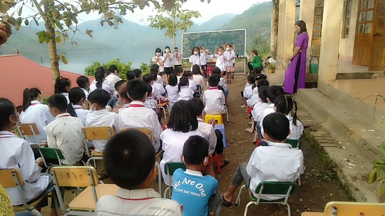 tang-qua-cho-hoc-sinh-vung-cao-3-16506158336141019675924.jpg