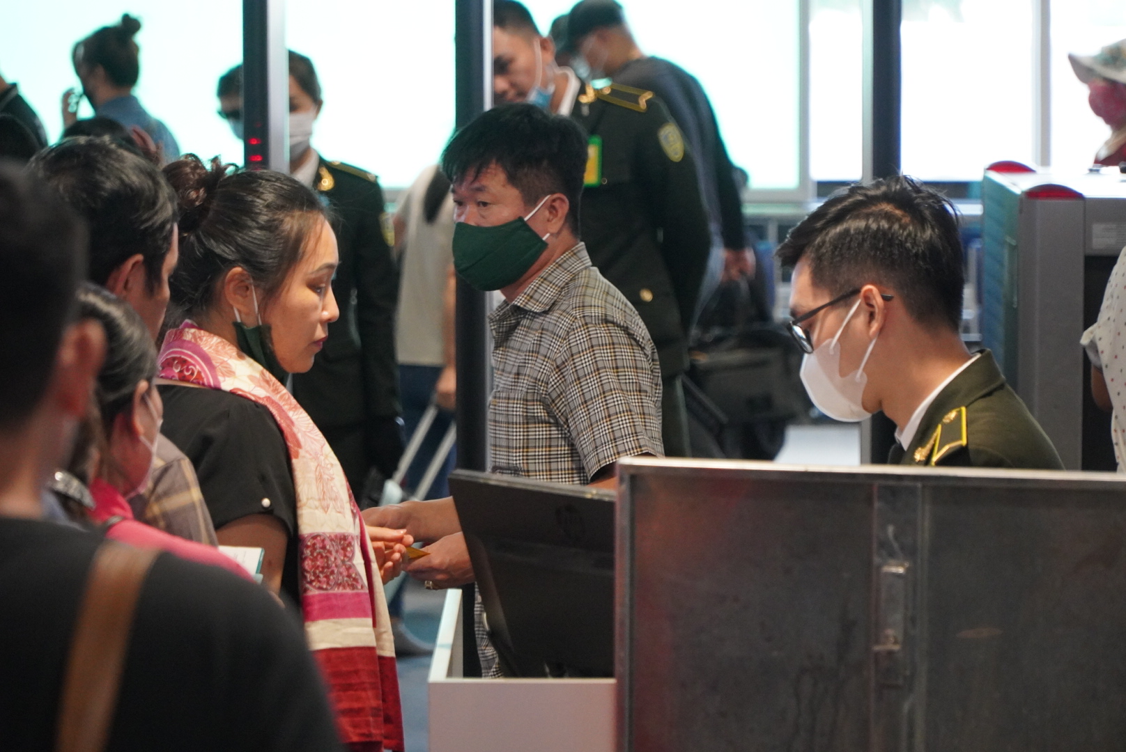 Tân Sơn Nhất bước vào cao điểm lễ, &quot;cấp bách&quot; triển khai nhiều giải pháp chống ùn ứ - Ảnh 4.