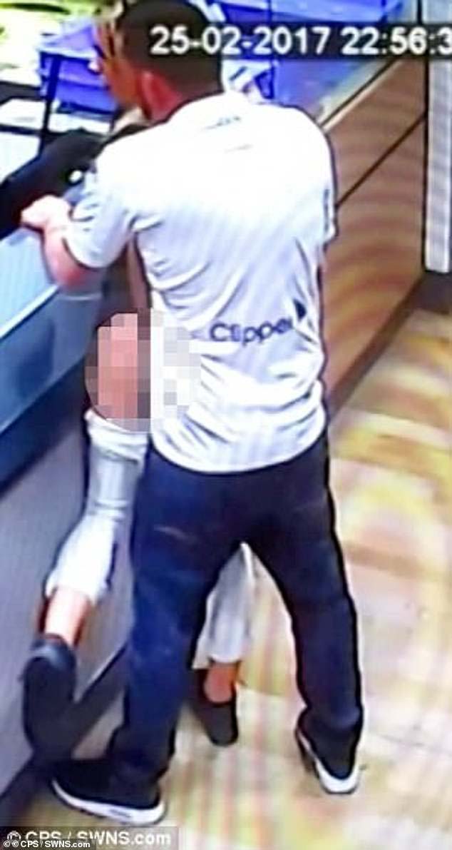 Bỏng mắt với những cuộc “mây mưa” phản cảm ở các nhà hàng - Ảnh 3.
