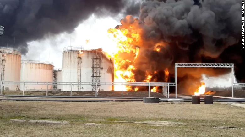 Nổ liên tiếp bí ẩn khiến thành phố biên giới Nga gần Ukraine chìm trong hỏa hoạn, nhiều người thương vong - Ảnh 1.