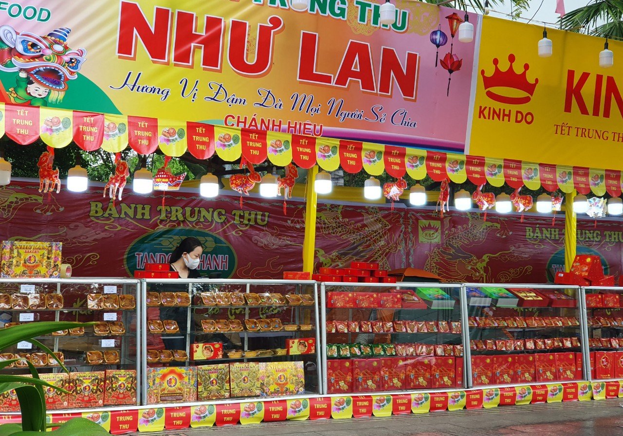 Bánh trung thu xuống đường Sài Gòn, giá vốn đắt nay càng đắt hơn - Ảnh 1.