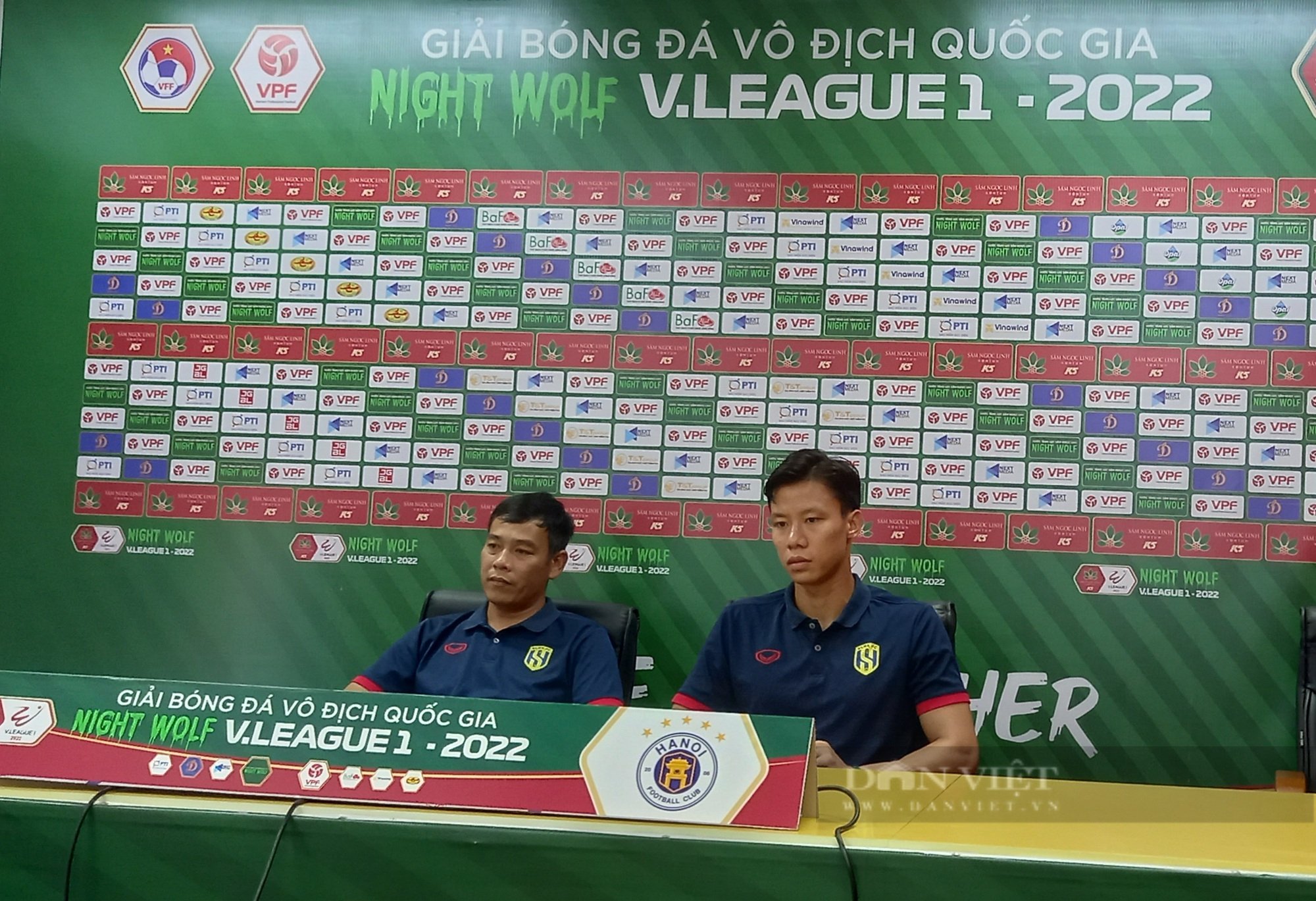 Quế Ngọc Hải cười đùa khi được hỏi về &quot;ngòi nổ&quot; của CLB Hà Nội - Ảnh 1.