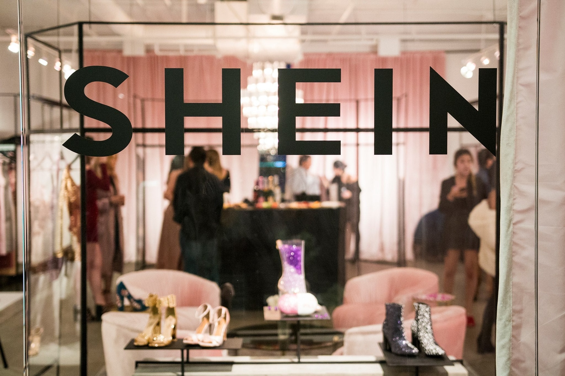 Tỷ phú bí ẩn của đế chế thời trang đắt hơn cả Zara và H&M cộng lại - Ảnh 4. Tỷ phú bí ẩn của đế chế thời trang đắt hơn cả Zara và H&M cộng lại - Ảnh 4.