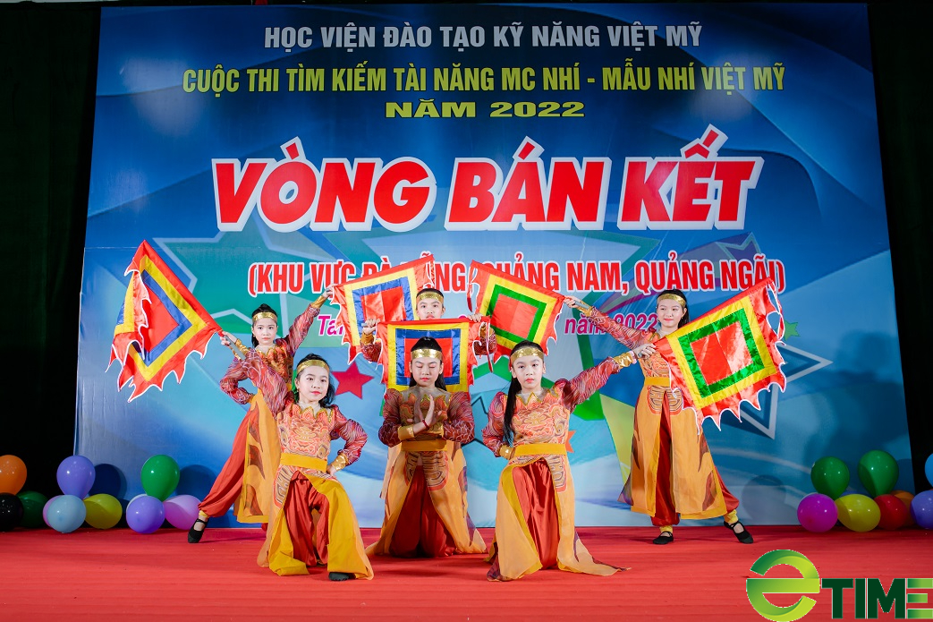 Quảng Nam: Trao 60 suất quà cho trẻ em nghèo, khó khăn học giỏi trong đêm chung kết MC nhí và mẫu nhí 2022 - Ảnh 2. Quảng Nam: Trao 60 suất quà cho trẻ em nghèo, khó khăn học giỏi trong đêm chung kết MC nhí và mẫu nhí 2022 - Ảnh 2.