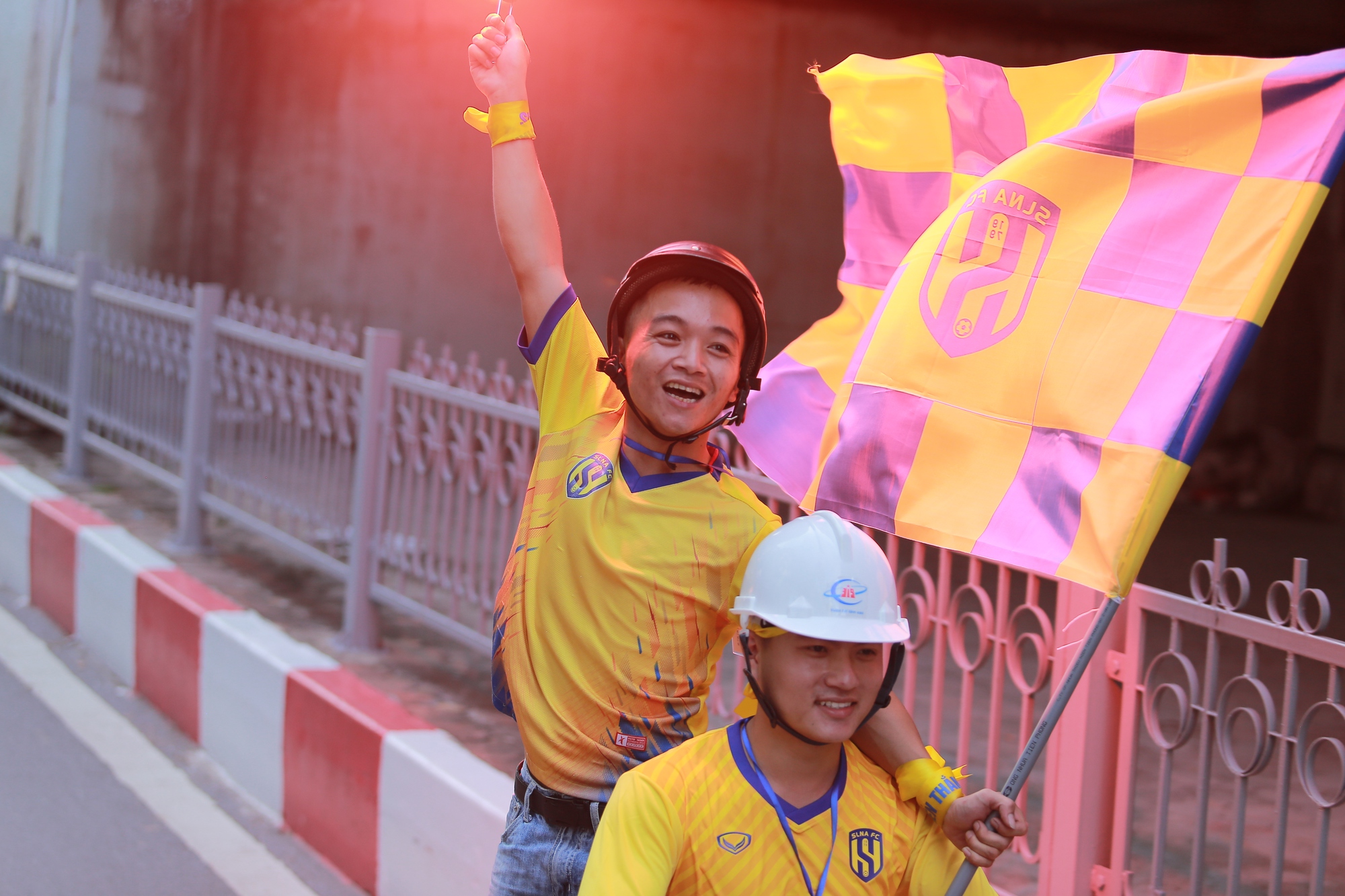 Hàng nghìn CĐV Nghệ An kéo về SVĐ Hàng Đẫy  - Ảnh 5.