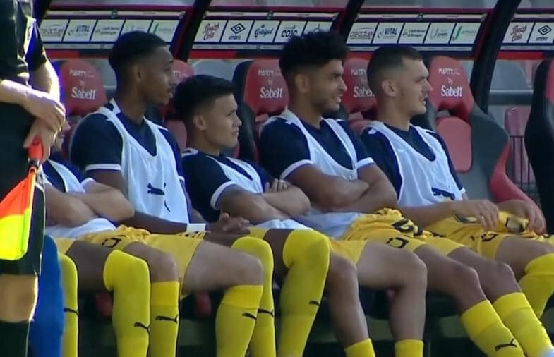 CĐV Việt Nam ủng hộ HLV Pau FC cất Quang Hải trên ghế dự bị  - Ảnh 1.