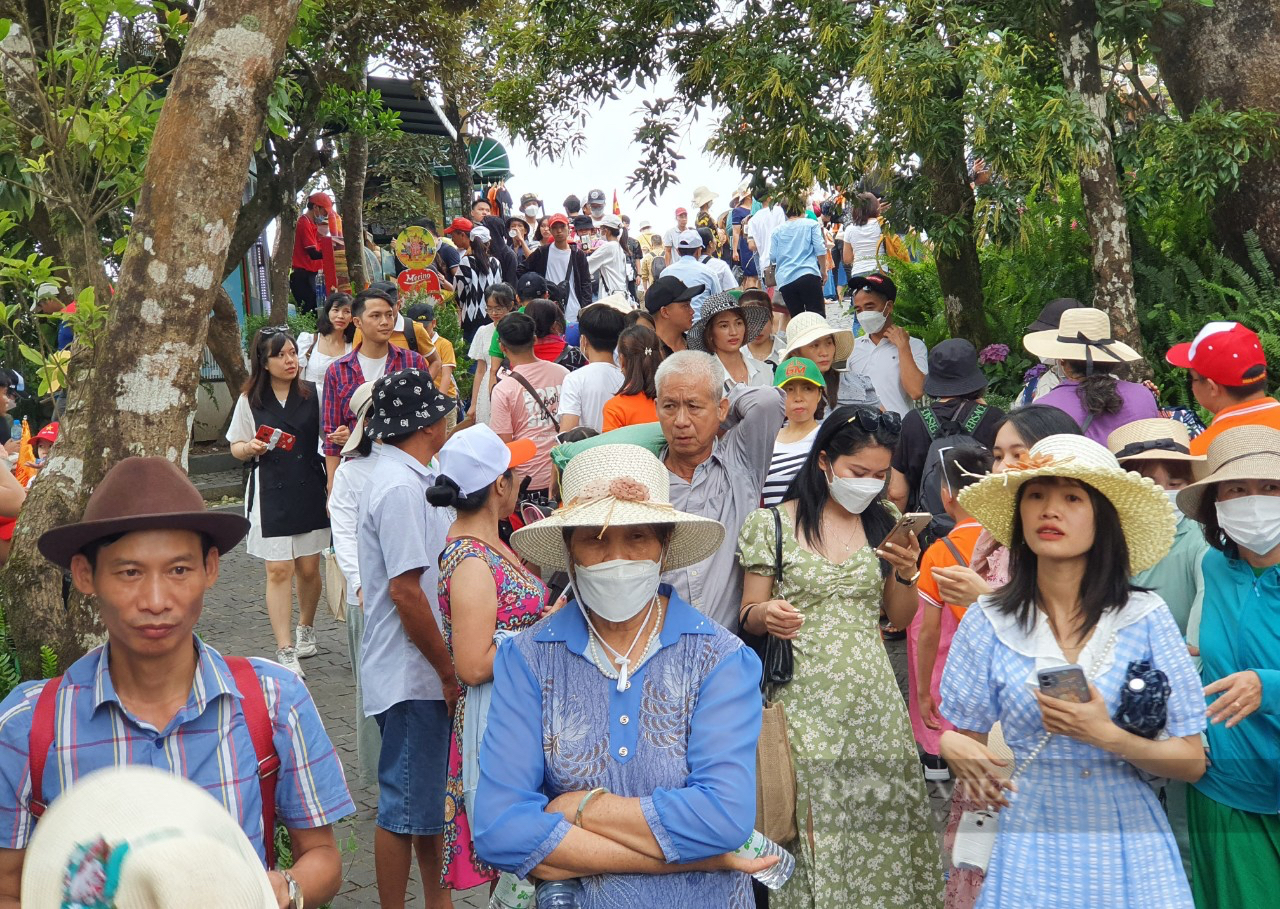 Nhiều điểm du lịch hè quá tải, giá tour tăng - Ảnh 3.