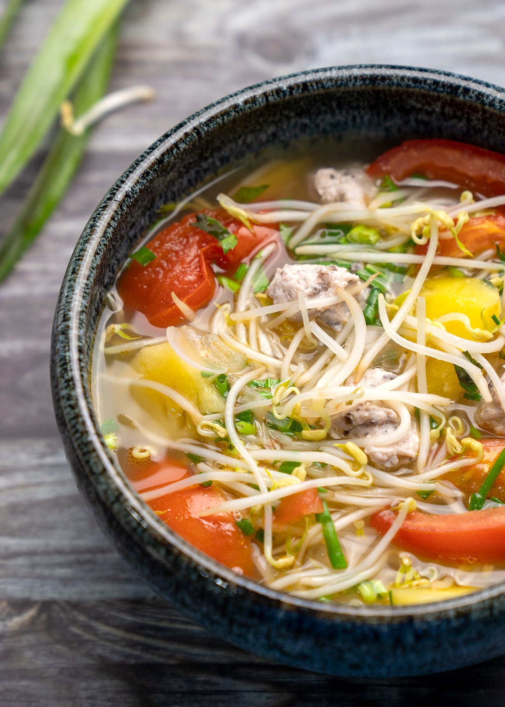 Nồi canh chua mùa nóng - Ảnh 1.