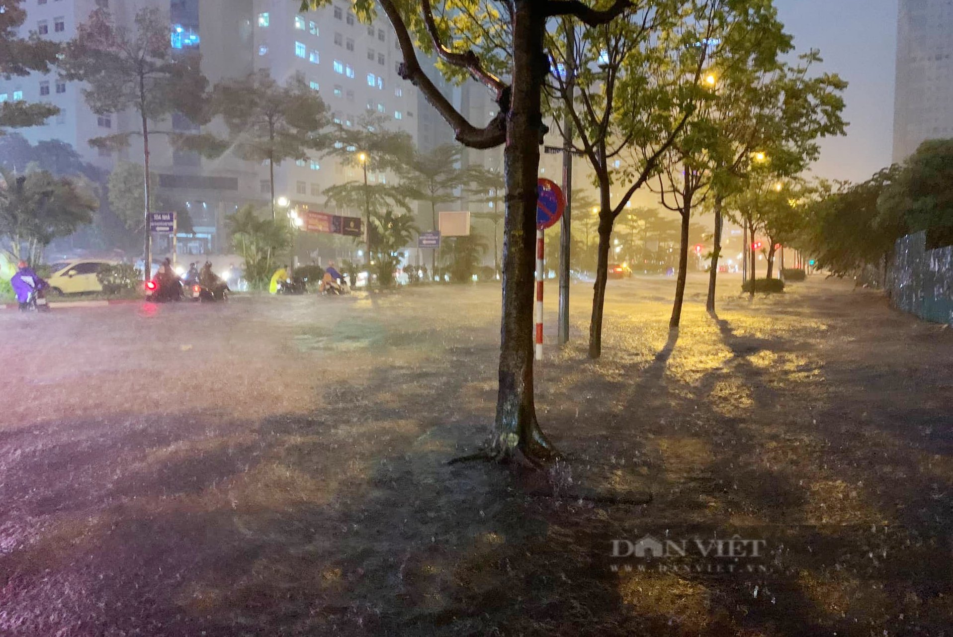 Tuyến đường hễ mưa là ngập thành &quot;sông&quot;, người dân mất hàng giờ đồng hồ mới về được nhà tại Hà Nội - Ảnh 3.
