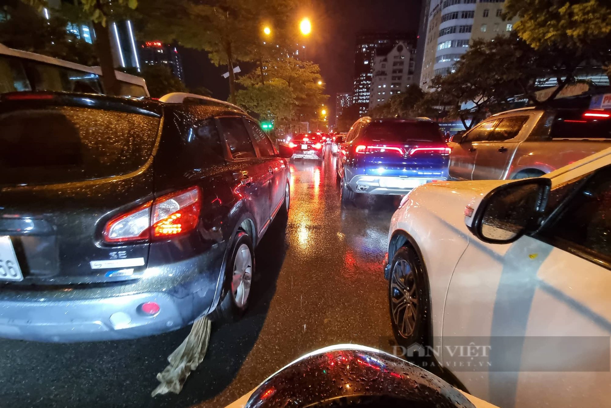 Tuyến đường hễ mưa là ngập thành &quot;sông&quot;, người dân mất hàng giờ đồng hồ mới về được nhà tại Hà Nội - Ảnh 7.