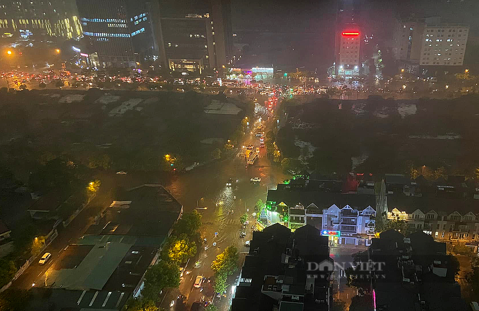 Tuyến đường hễ mưa là ngập thành &quot;sông&quot;, người dân mất hàng giờ đồng hồ mới về được nhà tại Hà Nội - Ảnh 2.