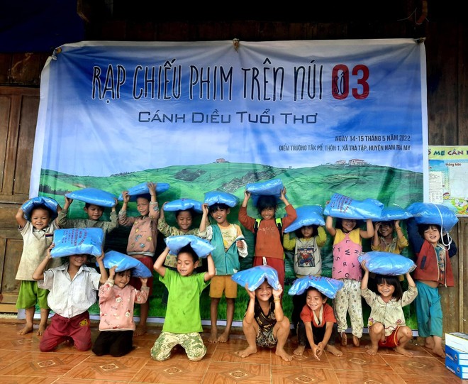Những “ông vua đồ chơi” mang rạp chiếu phim đến với trẻ em vùng cao - Ảnh 1.
