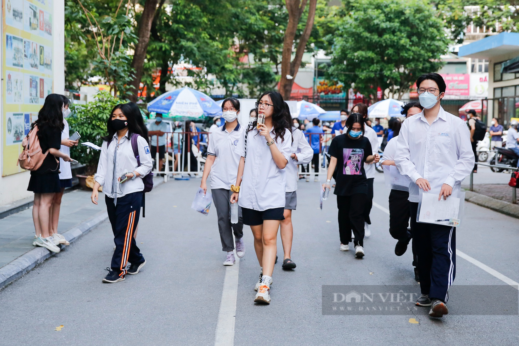 Kỳ thi tốt nghiệp THPT năm 2022: Thí sinh tá hỏa, chạy thục mạng đến điểm thi - Ảnh 1.
