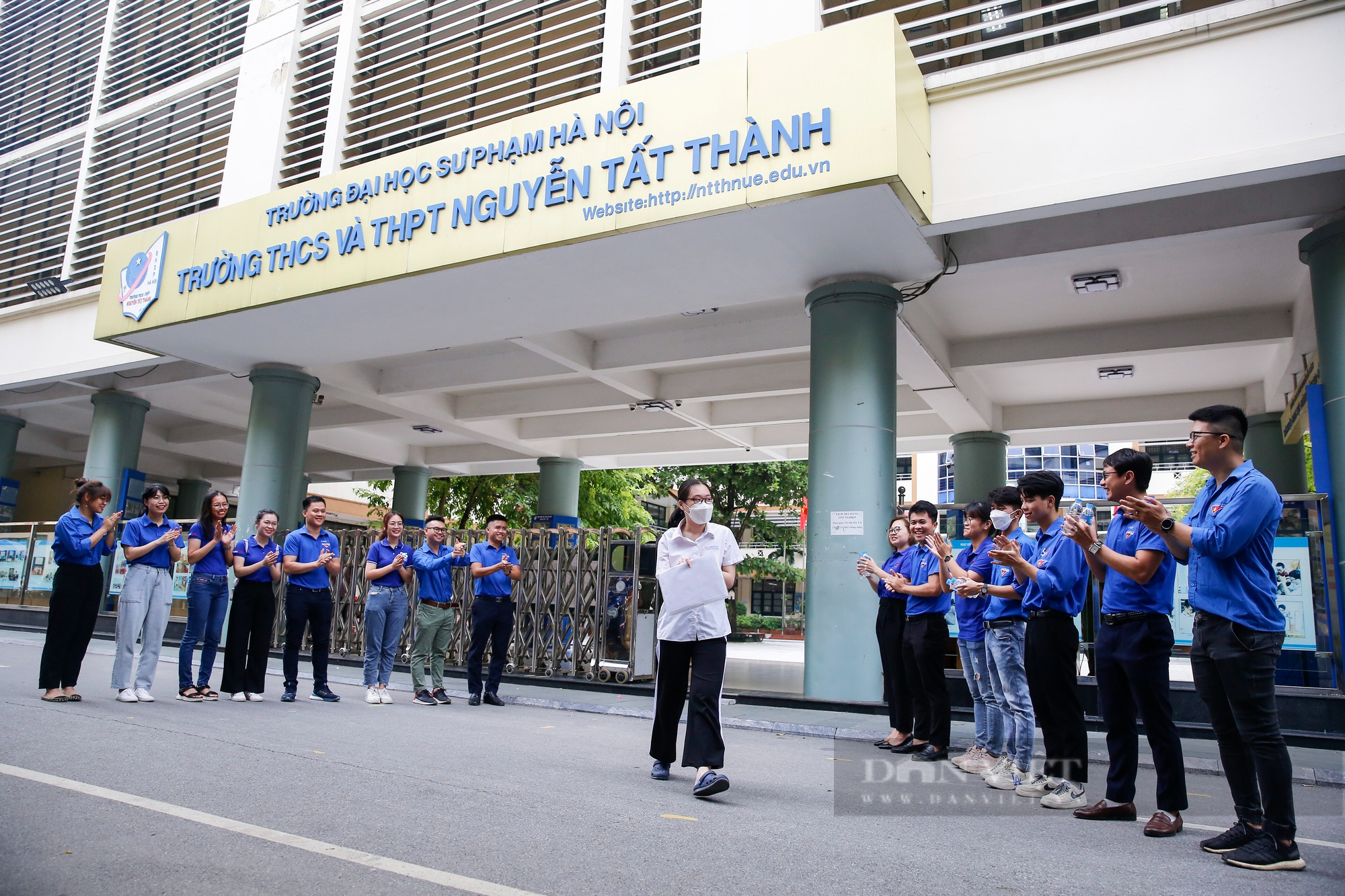 Thí sinh mừng rỡ vì &quot;trúng tủ&quot; đề Văn &quot;Chiếc thuyền ngoài xa&quot; - Ảnh 1.