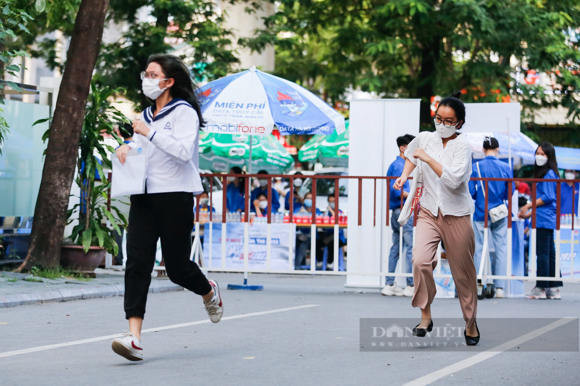 Kỳ thi tốt nghiệp THPT năm 2022: Thí sinh tá hỏa, chạy thục mạng đến điểm thi - Ảnh 9.
