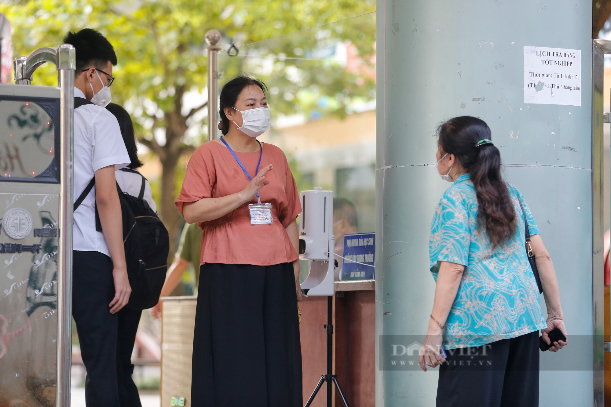 Kỳ thi tốt nghiệp THPT năm 2022: Thí sinh tá hỏa, chạy thục mạng đến điểm thi - Ảnh 12.