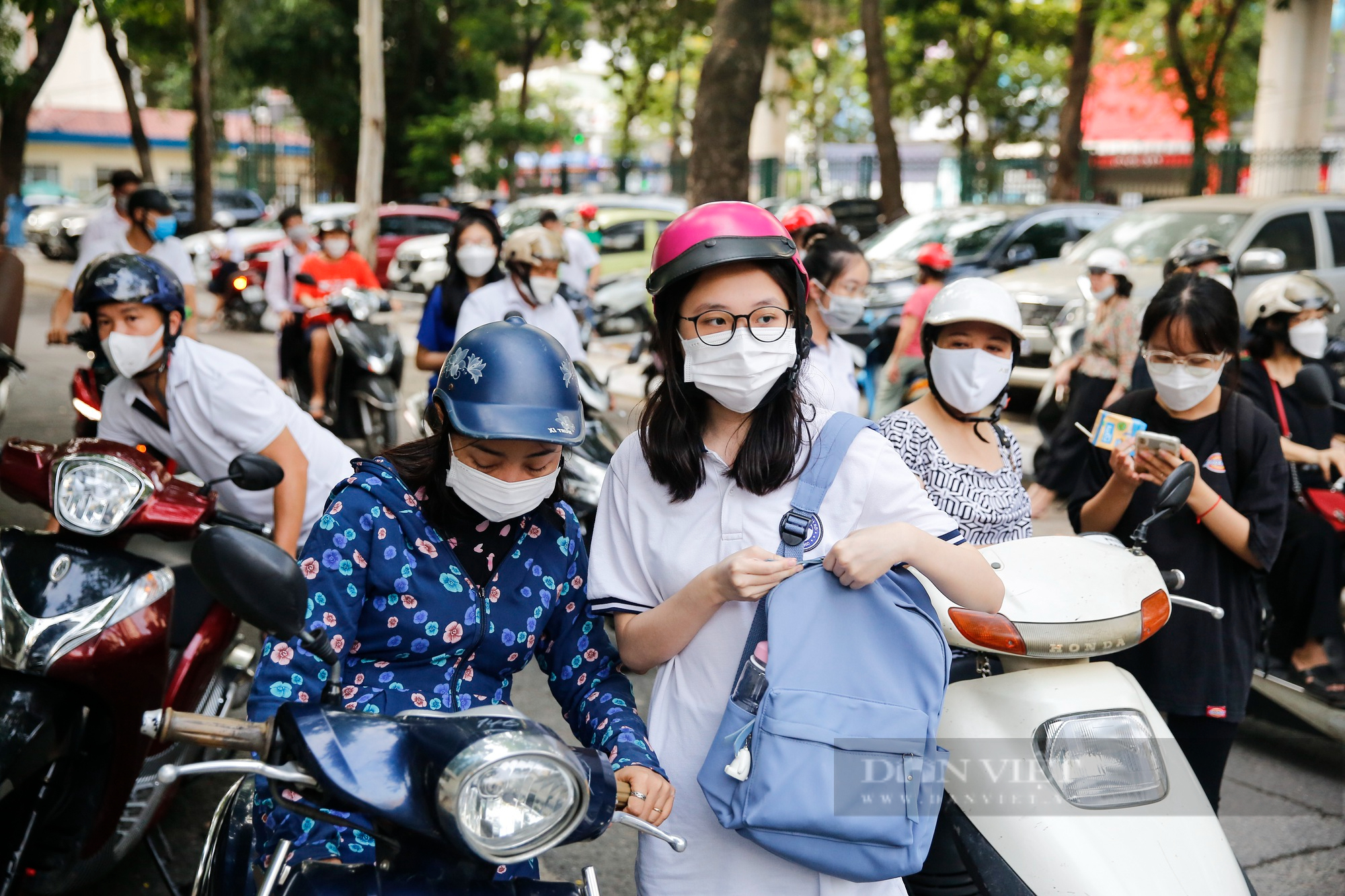 Kỳ thi tốt nghiệp THPT năm 2022: Thí sinh tá hỏa, chạy thục mạng đến điểm thi - Ảnh 2.