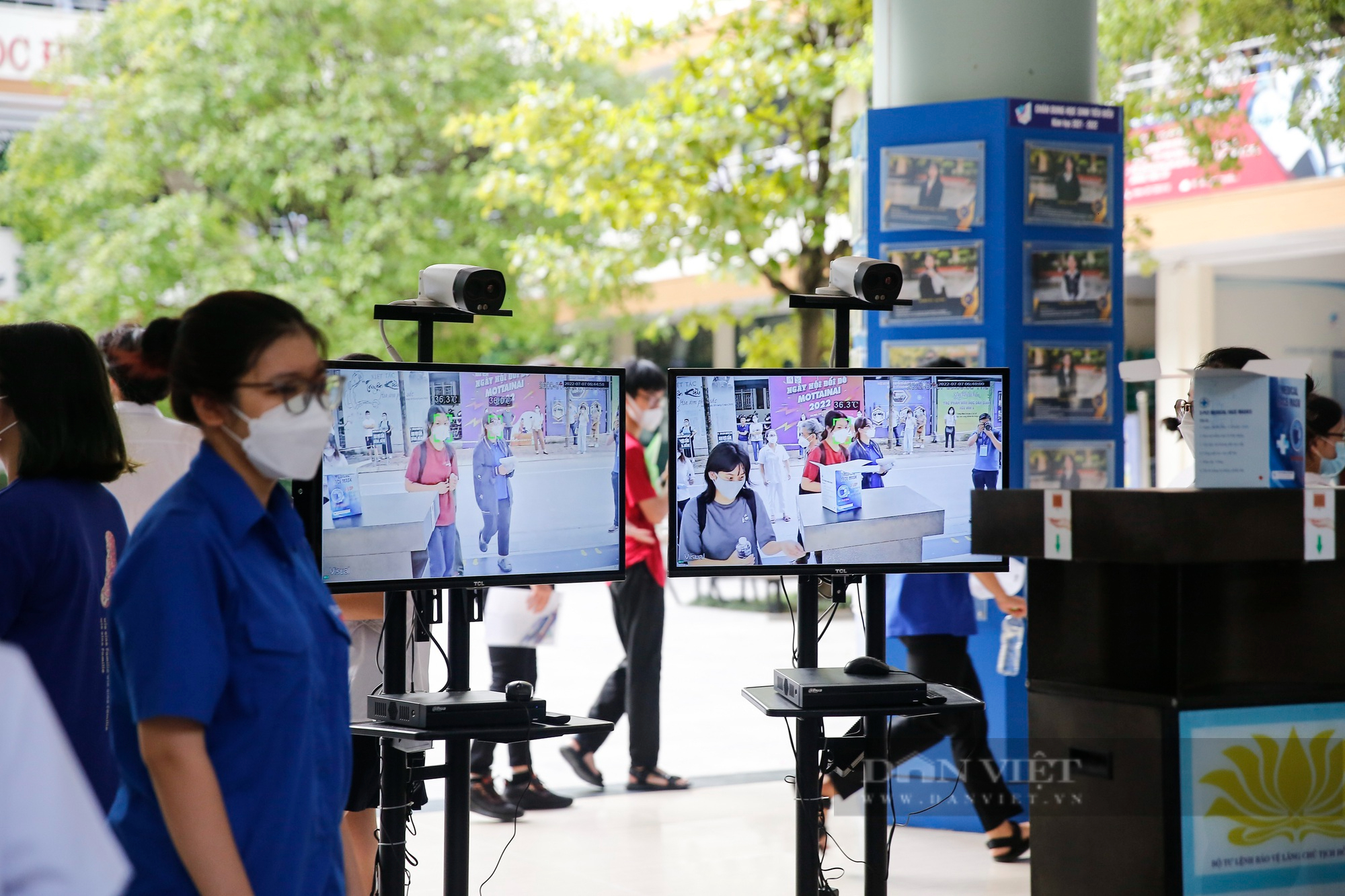 Kỳ thi tốt nghiệp THPT năm 2022: Thí sinh tá hỏa, chạy thục mạng đến điểm thi - Ảnh 5.