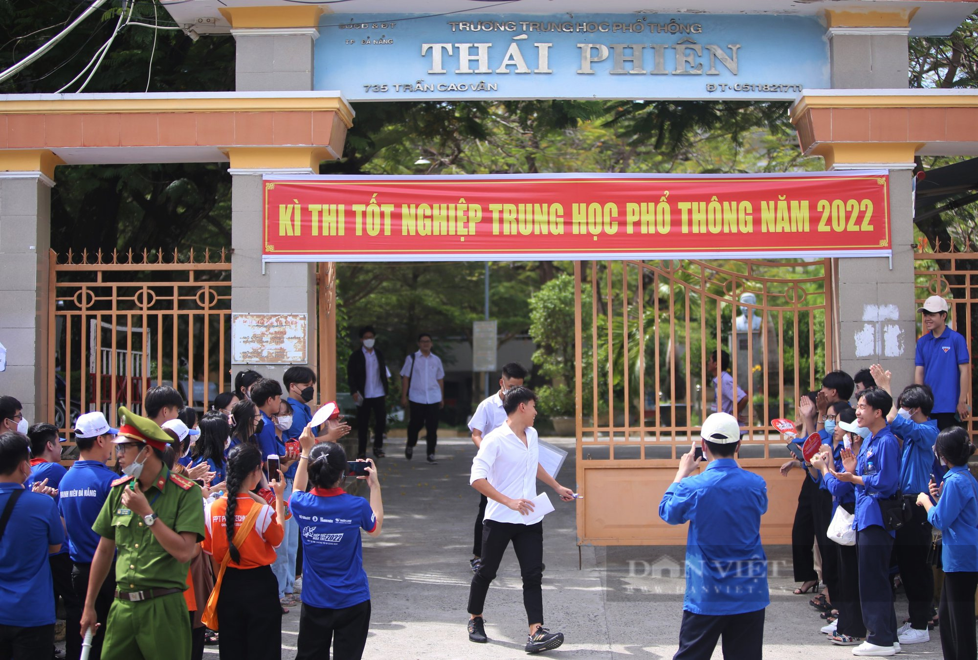Áo xanh trở thành đôi chân giúp nữ sinh &quot;vượt vũ môn&quot; - Ảnh 1.