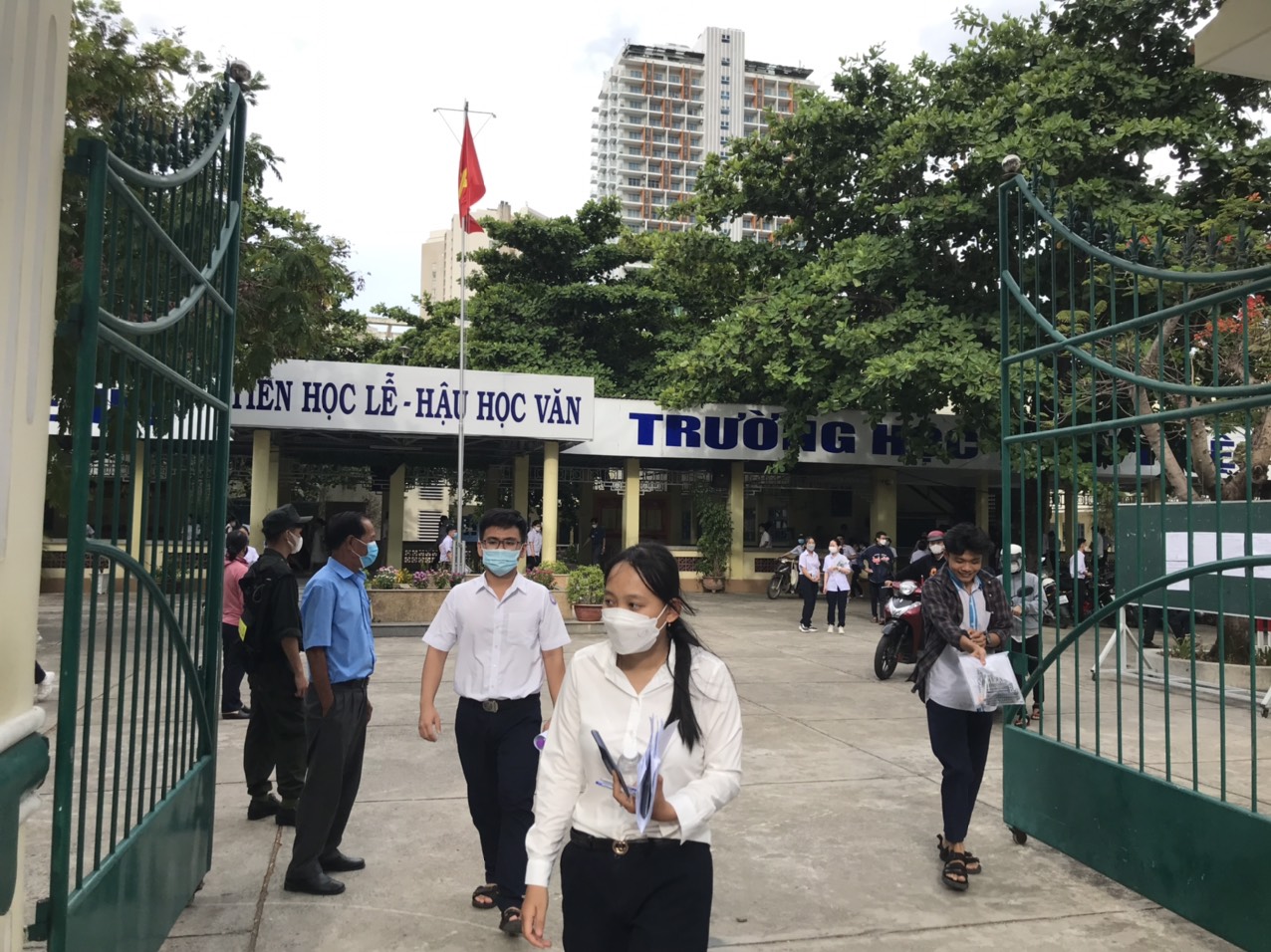 Cảm động nữ sinh đi xe lăn ở Khánh Hòa  - Ảnh 2.
