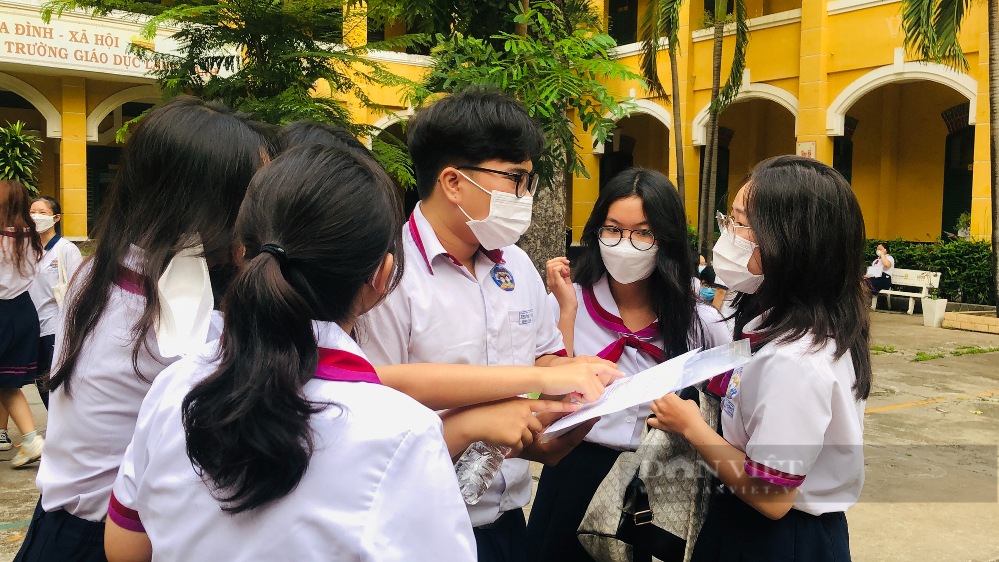 Kỳ thi tốt nghiệp THPT năm 2022: Hơn 85.000 thí sinh tại TP.HCM tự tin bước vào thi môn Văn - Ảnh 2.