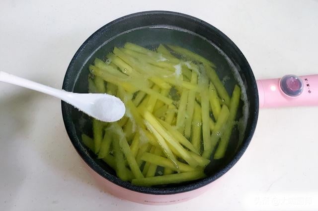 Chiên khoai tây đừng cho ngay vào chảo dầu, thêm 2 bước này khoai giòn ngon thơm nức như nhà hàng - Ảnh 3.
