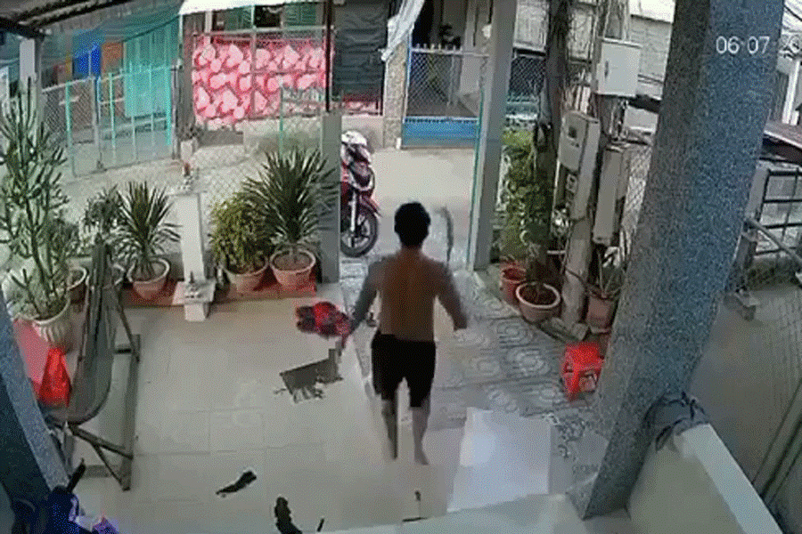 Cãi nhau với vợ rồi vác dao chém tử vong một phụ nữ đi bộ qua cổng nhà - Ảnh 1.