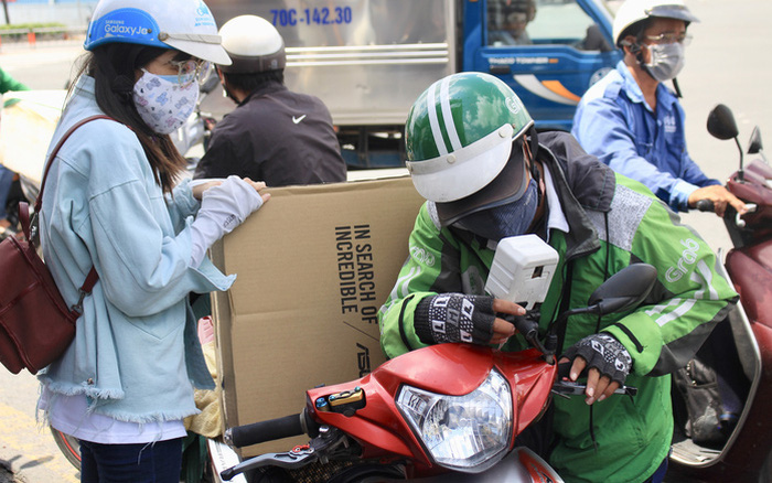 Grab thu thêm phí nắng nóng - Ảnh 1.