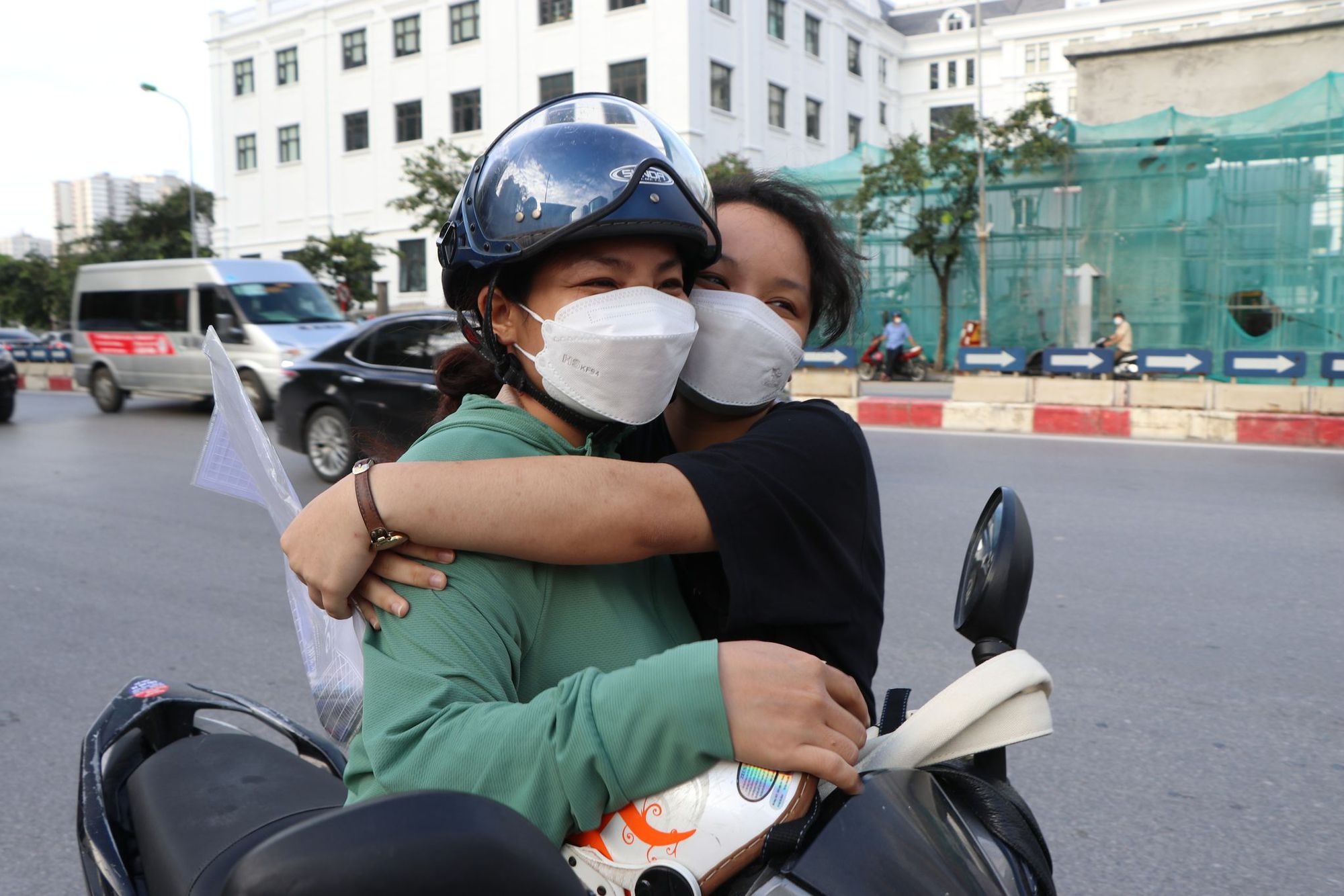 Kỳ thi tốt nghiệp THPT năm 2022: Phụ huynh đưa con đi thi từ rất sớm, cô giáo đến động viên học trò - Ảnh 2.
