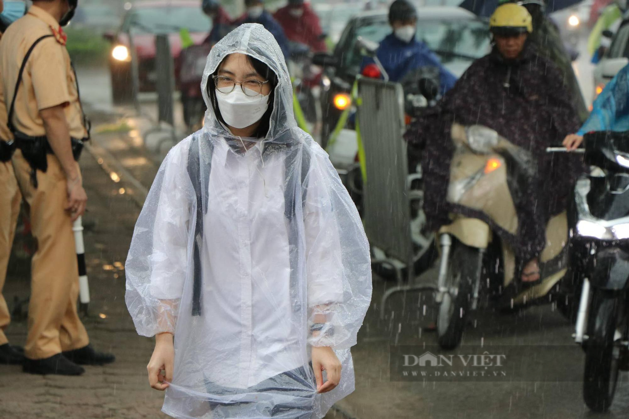 Hà Nội mưa như trút nước sát giờ thi tốt nghiệp THPT môn Toán, sĩ tử đến muộn, ướt nhẹp - Ảnh 7.