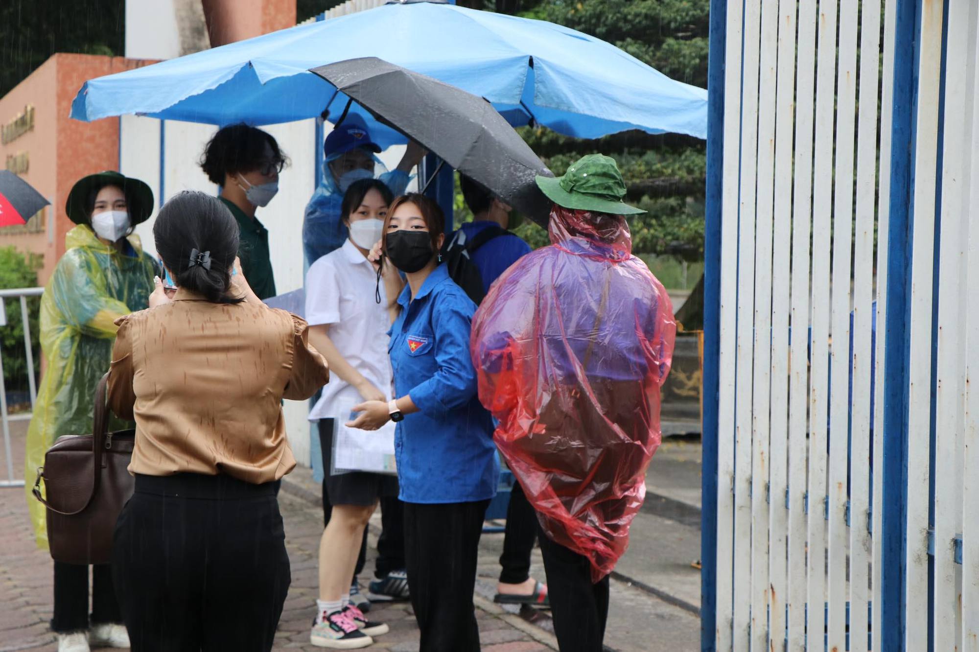 Hà Nội mưa như trút nước sát giờ thi tốt nghiệp THPT môn Toán, sĩ tử đến muộn, ướt nhẹp - Ảnh 8.