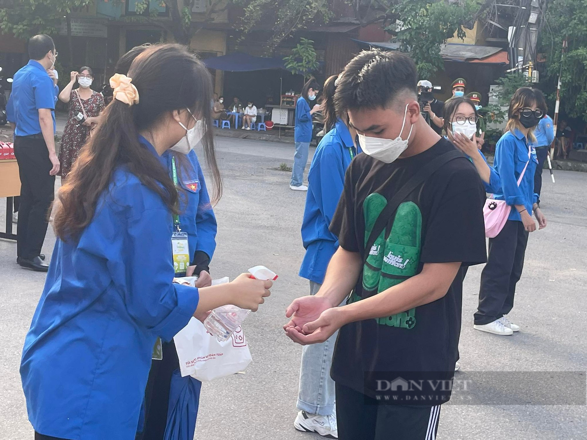 Kỳ thi tốt nghiệp THPT năm 2022: Phụ huynh đưa con đi thi từ rất sớm, cô giáo đến động viên học trò - Ảnh 5.
