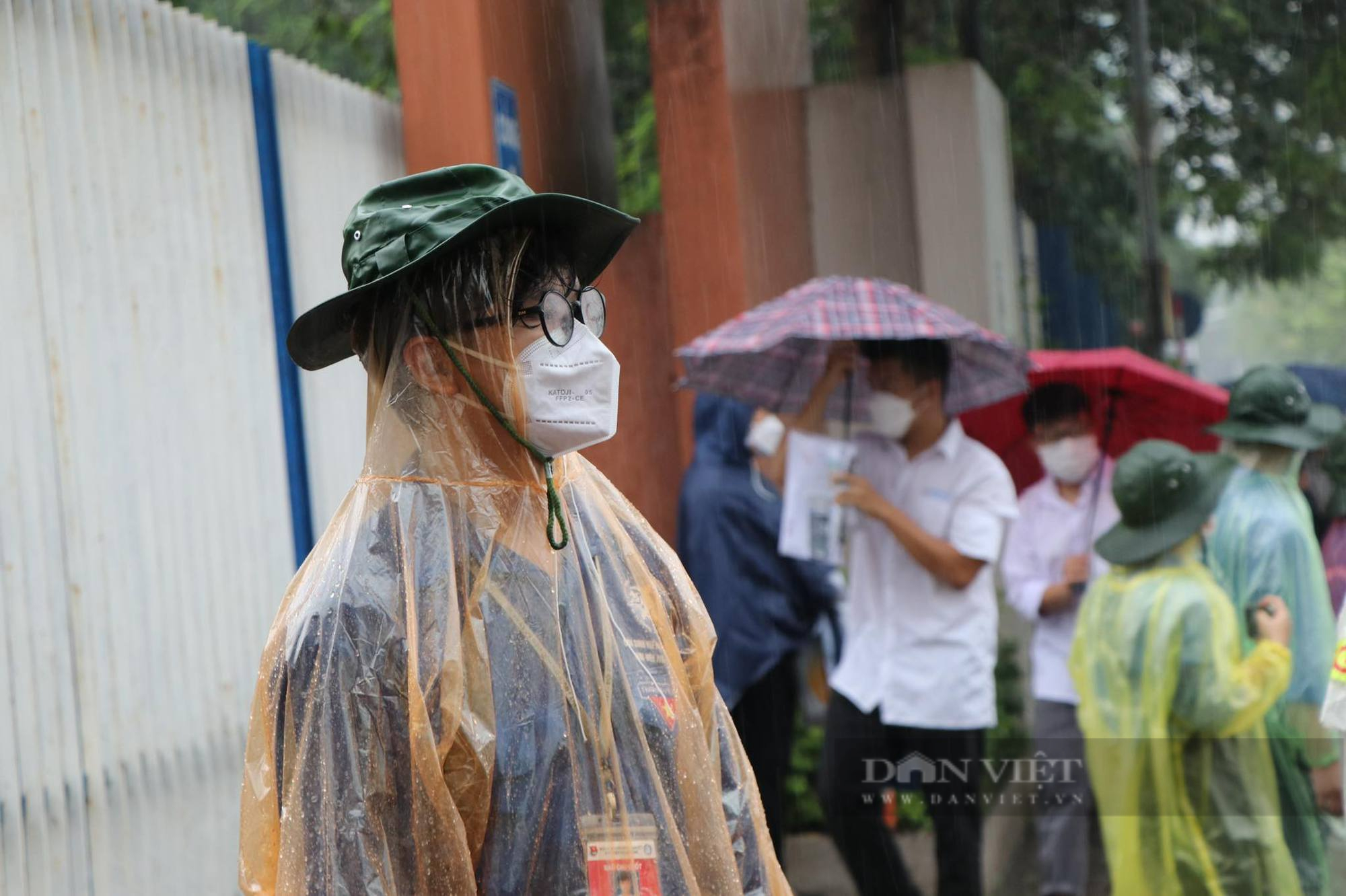 Hà Nội mưa như trút nước sát giờ thi tốt nghiệp THPT môn Toán, sĩ tử đến muộn, ướt nhẹp - Ảnh 9.