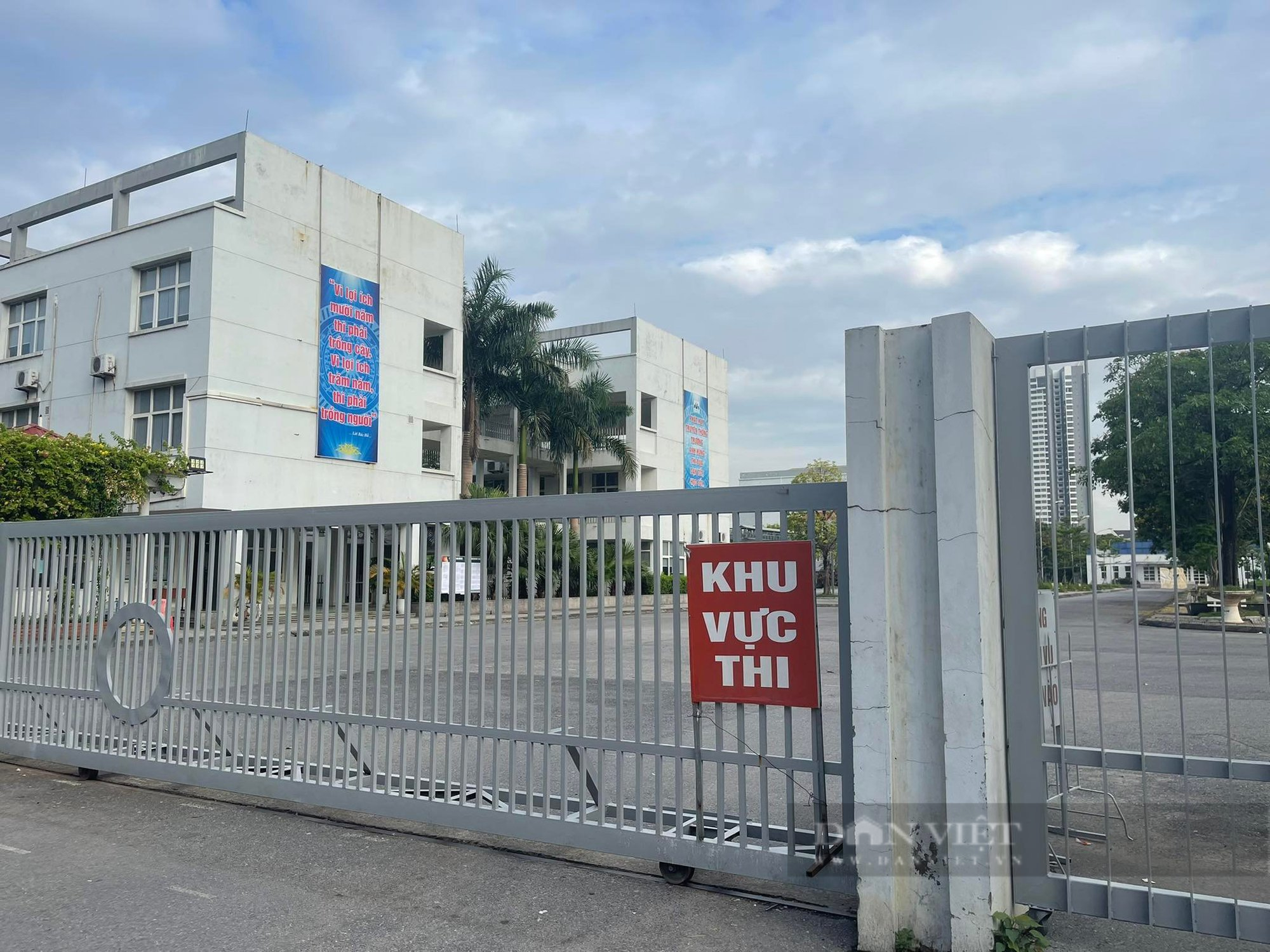 Kỳ thi tốt nghiệp THPT năm 2022: Phụ huynh đưa con đi thi từ rất sớm, cô giáo đến động viên học trò - Ảnh 6.