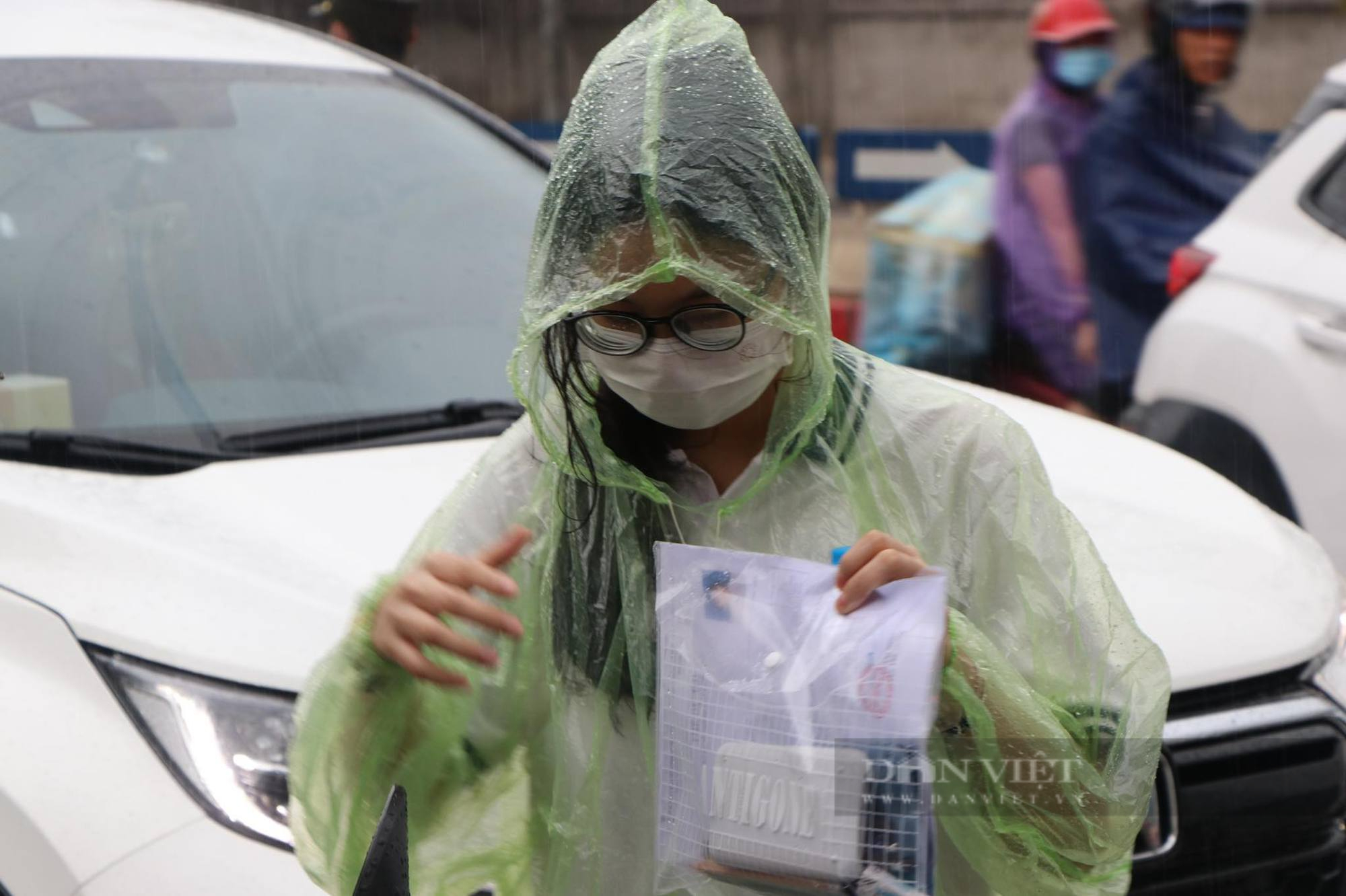 Hà Nội mưa như trút nước sát giờ thi tốt nghiệp THPT môn Toán, sĩ tử đến muộn, ướt nhẹp - Ảnh 1.