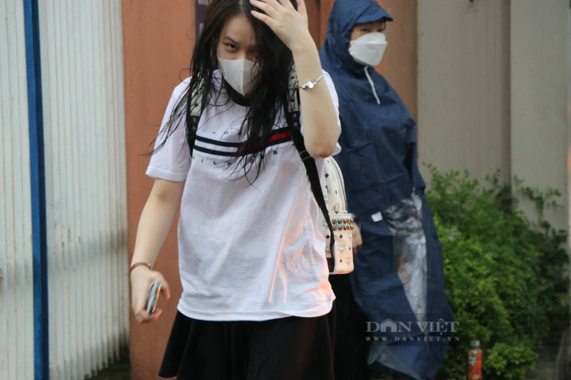 Hà Nội mưa như trút nước sát giờ thi tốt nghiệp THPT môn Toán, sĩ tử đến muộn, ướt nhẹp - Ảnh 2.