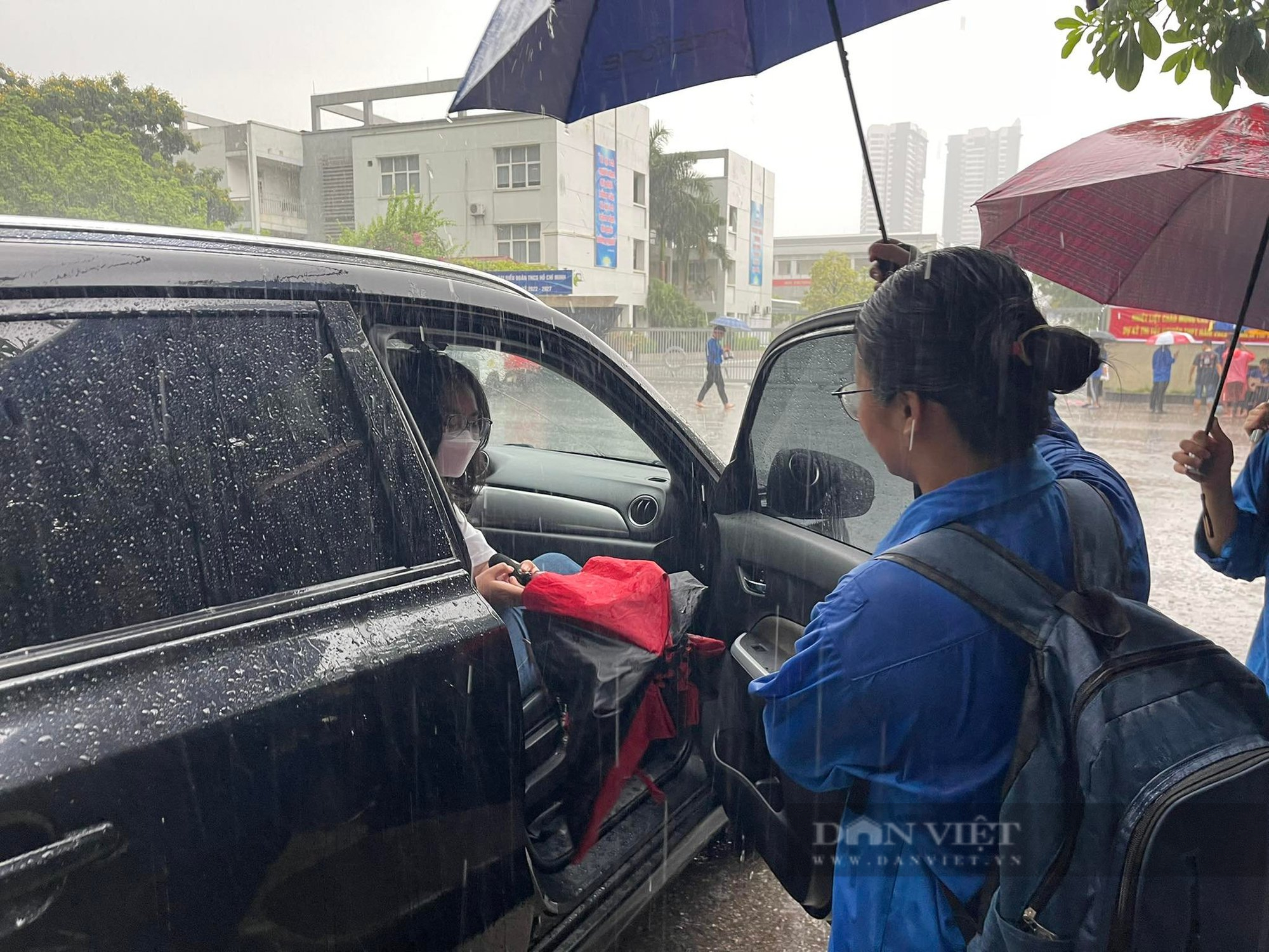 Hà Nội mưa như trút nước sát giờ thi tốt nghiệp THPT môn Toán, sĩ tử đến muộn, ướt nhẹp - Ảnh 5.