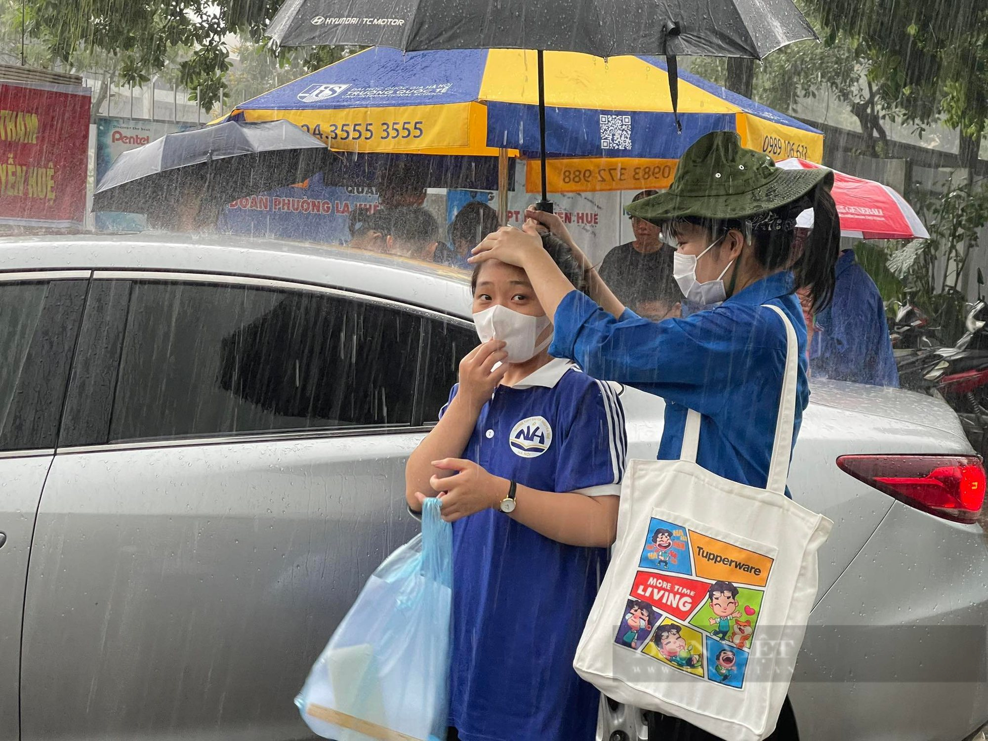 Hà Nội mưa như trút nước sát giờ thi tốt nghiệp THPT môn Toán, sĩ tử đến muộn, ướt nhẹp - Ảnh 6.