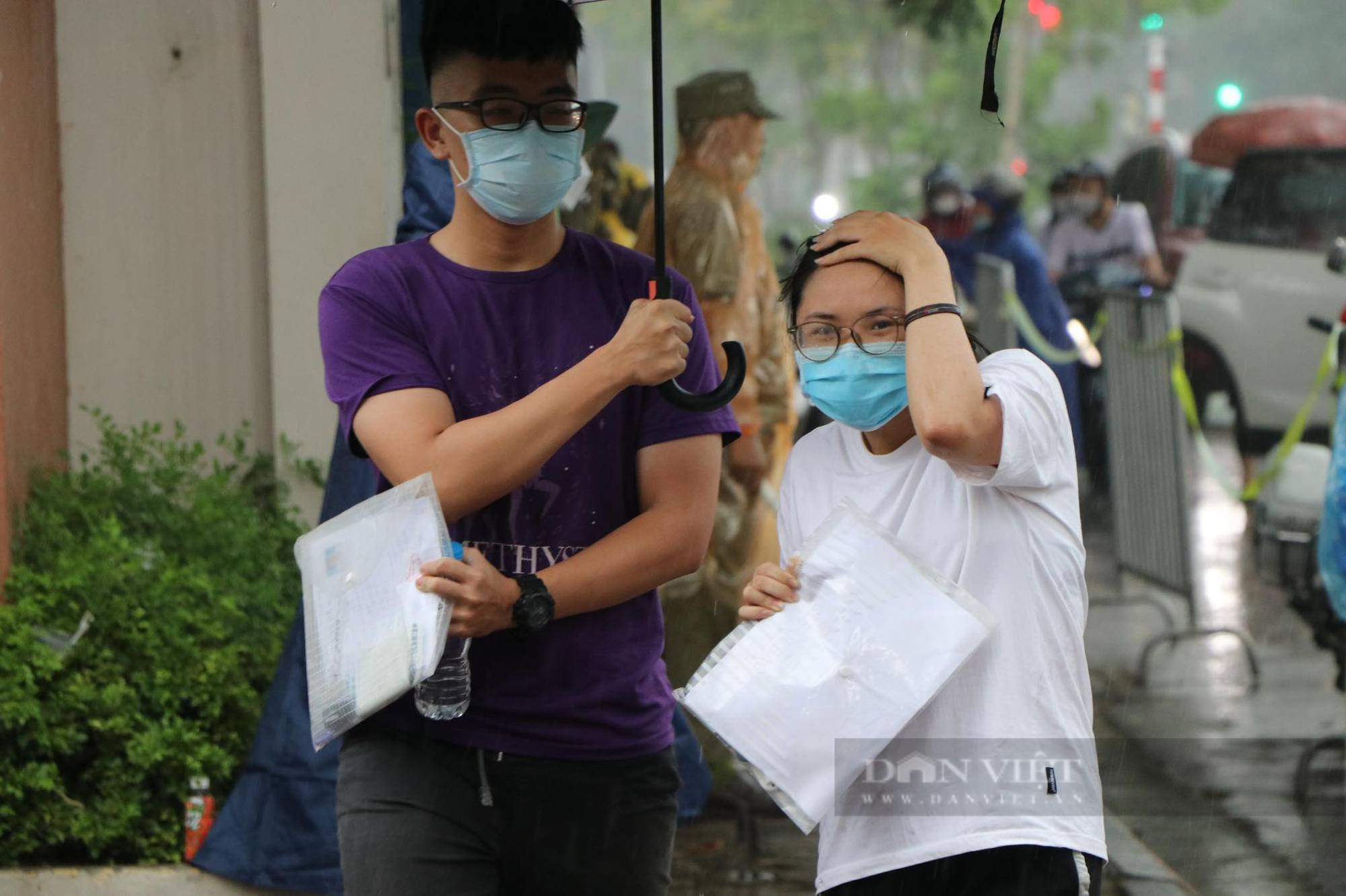Hà Nội mưa như trút nước sát giờ thi tốt nghiệp THPT môn Toán, sĩ tử đến muộn, ướt nhẹp - Ảnh 6.