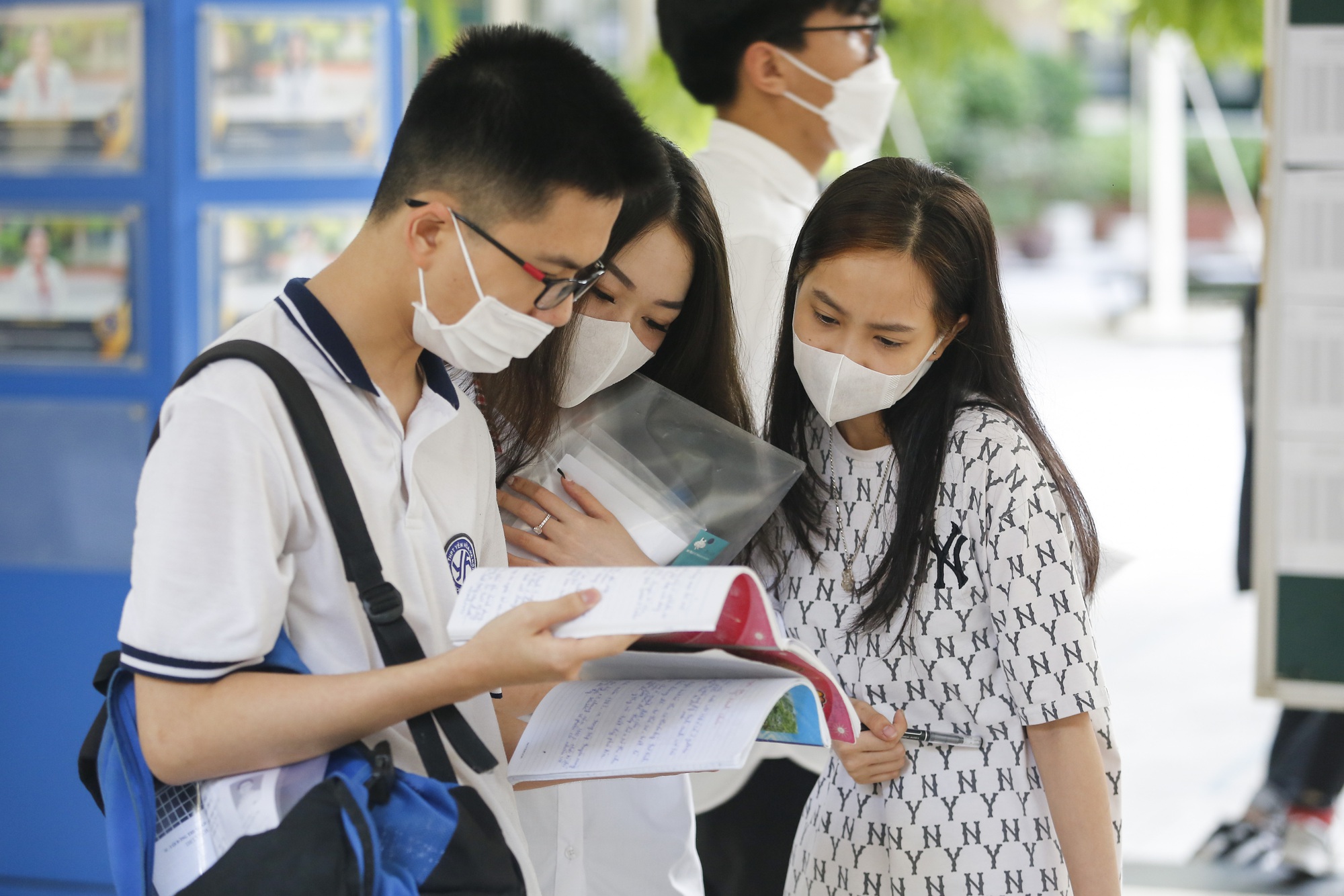 Ngày đầu tiên thi tốt nghiệp THPT năm 2022: 17 thí sinh mang điện thoại bị đình chỉ thi - Ảnh 1.