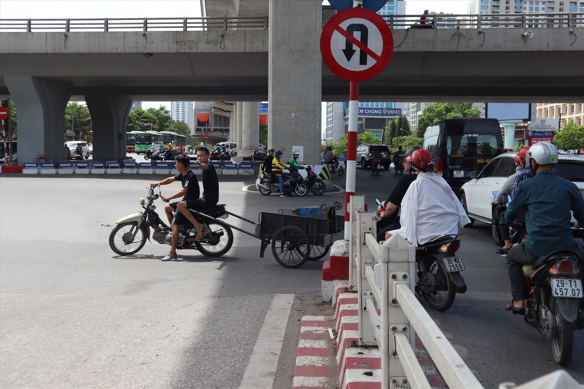 Mức phạt lỗi rẽ và quay đầu sai quy định mà người dân cần biết - Ảnh 2.