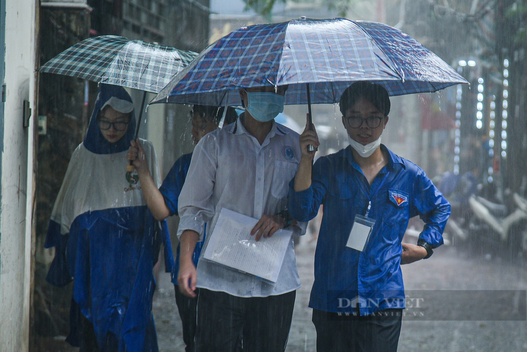 Khoảnh khắc đội mưa tiếp sức sĩ tử của các &quot;áo xanh tình nguyện&quot; - Ảnh 6.