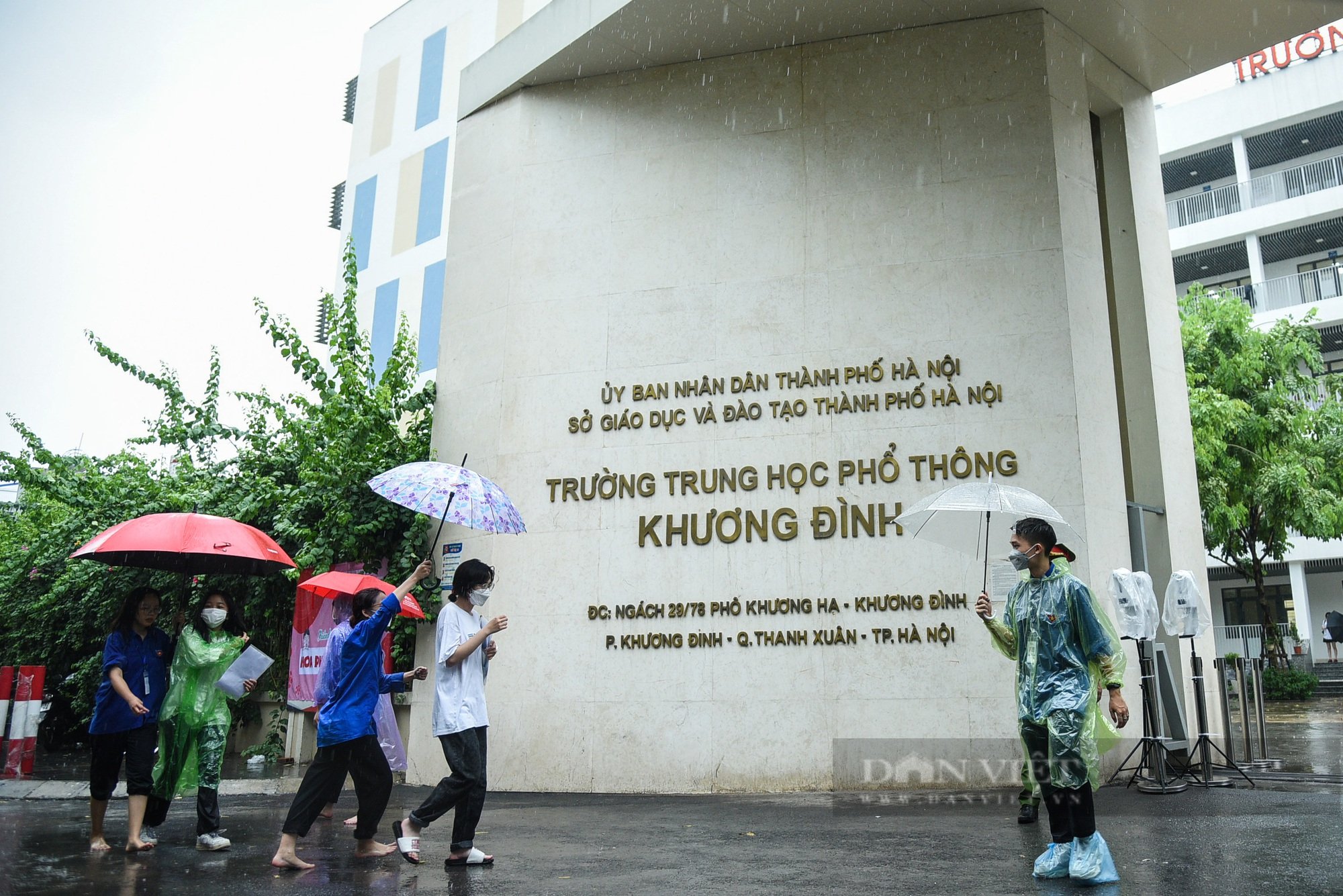 Khoảnh khắc đội mưa tiếp sức sĩ tử của các &quot;áo xanh tình nguyện&quot; - Ảnh 2.