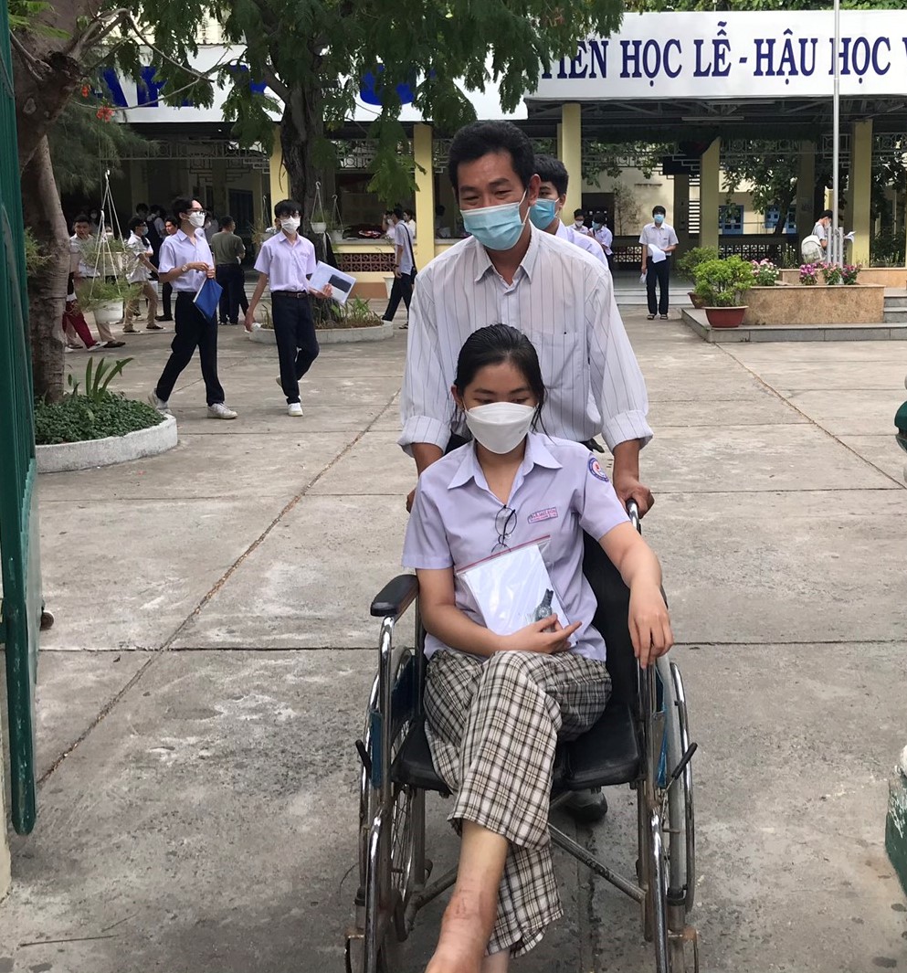 Cảm động nữ sinh đi xe lăn ở Khánh Hòa  - Ảnh 1.