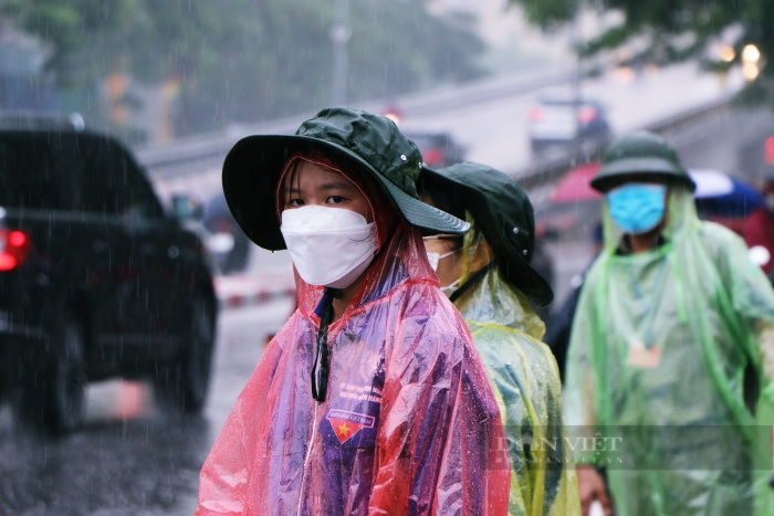 Hình ảnh đẹp ngày thi tốt nghiệp THPT 2022: Tình nguyện viên đội mưa tiếp sức, cõng sĩ tử vào điểm thi  - Ảnh 6.