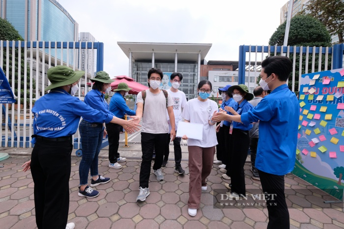 Hình ảnh đẹp ngày thi tốt nghiệp THPT Quốc gia: Tình nguyện viên vỗ tay reo hò, tiếp sức sĩ tử  - Ảnh 1.